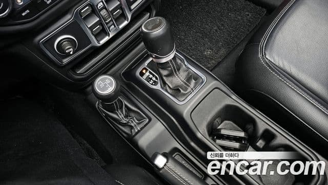 Jeep Wrangler 2020 — ფოტო 8/20