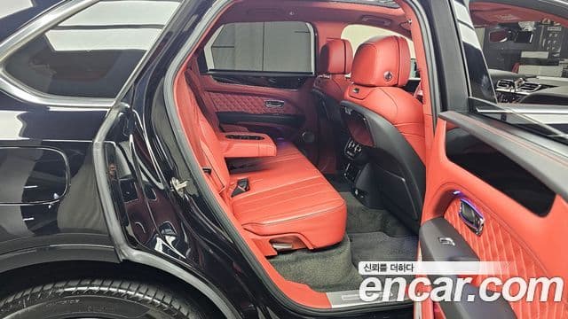 Bentley Bentayga 2023 — ფოტო 11/20