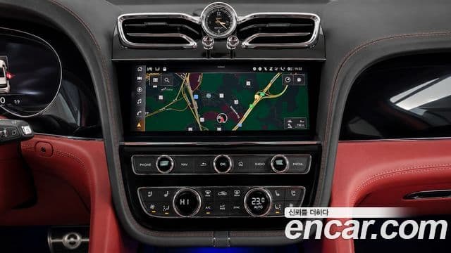 Bentley Bentayga 2023 — ფოტო 13/20