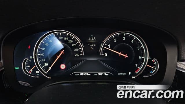BMW 5 Series 2018 — ფოტო 8/20