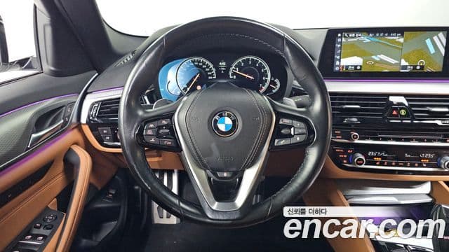 BMW 5 Series 2018 — ფოტო 13/20