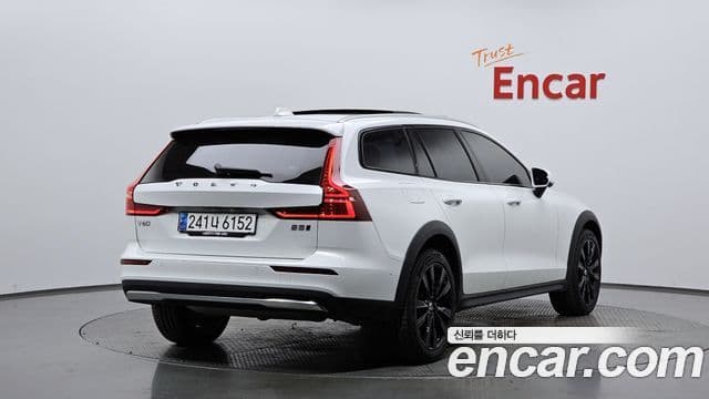 Volvo V60 Cross Country 2023 — ფოტო 2/20