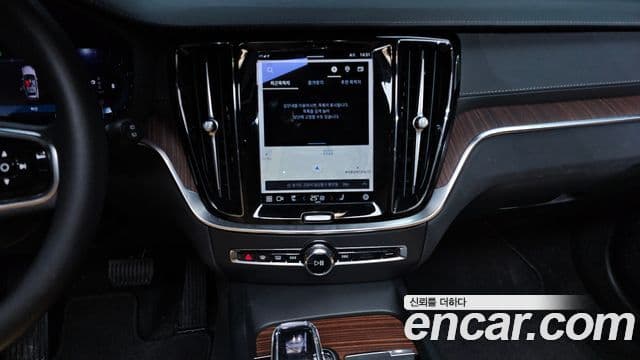 Volvo V60 Cross Country 2023 — ფოტო 14/20