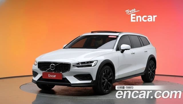 Volvo V60 Cross Country 2023 — ფოტო 1/20