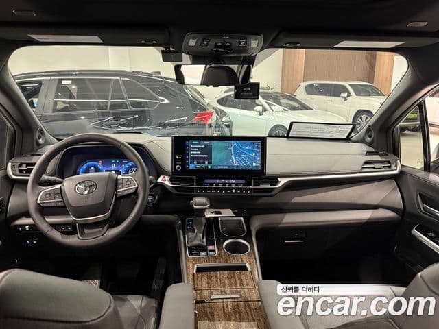 Toyota Sienna 2025 — фото 10 из 14