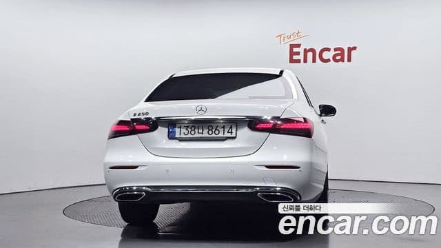 Mercedes-Benz E-Class 2022 — ფოტო 4/20