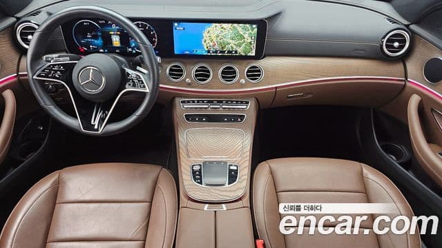 Mercedes-Benz E-Class 2022 — ფოტო 7/20