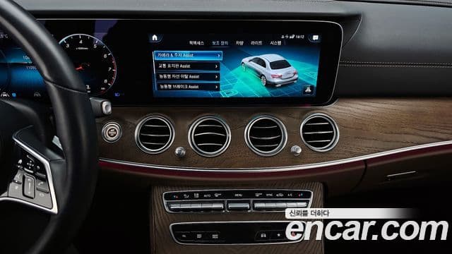 Mercedes-Benz E-Class 2022 — ფოტო 15/20