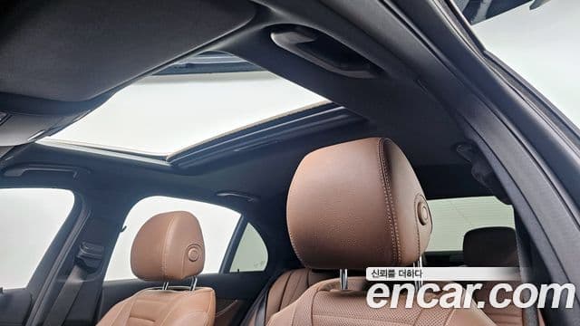 Mercedes-Benz E-Class 2022 — ფოტო 18/20