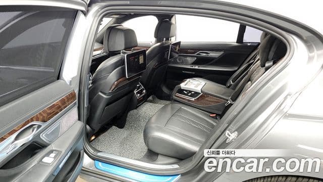BMW 7 Series 2018 — Фото 11/20