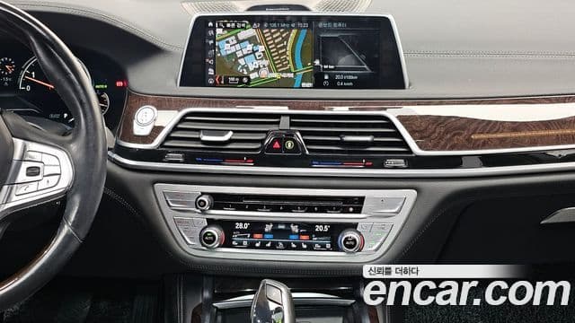 BMW 7 Series 2018 — Фото 19/20