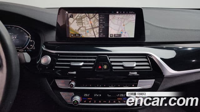 BMW 5 Series 2020 — ფოტო 15/20