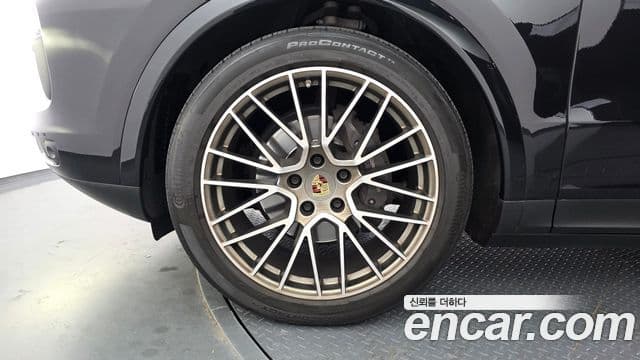 Porsche Cayenne 2023 — Photo 13/20