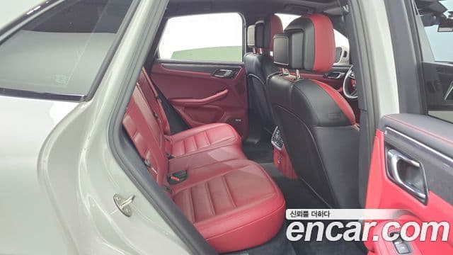 Porsche Macan 2022 — ფოტო 12/20