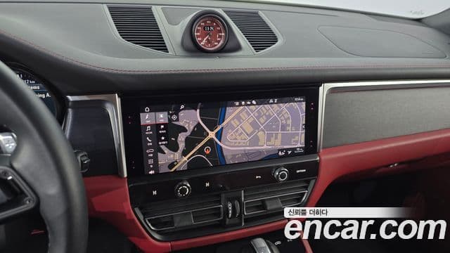 Porsche Macan 2022 — ფოტო 14/20
