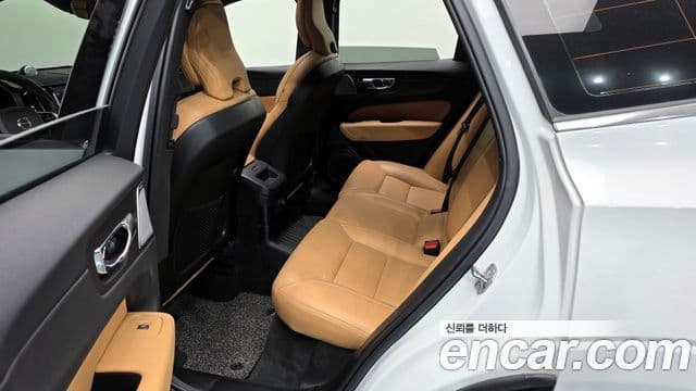 Volvo XC60 2019 — Şəkil 12/20