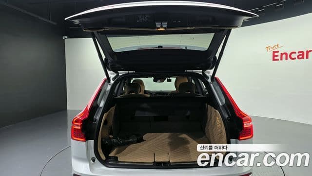Volvo XC60 2019 — Şəkil 20/20