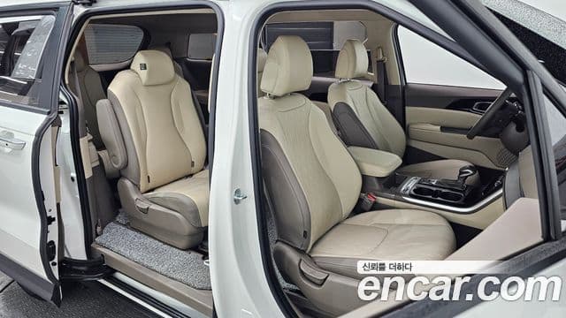 Kia Carnival 2021 — фото 10 из 20