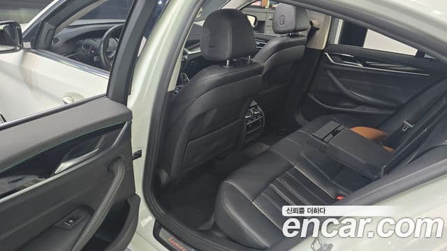 BMW 5 Series 2018 — Şəkil 12/20