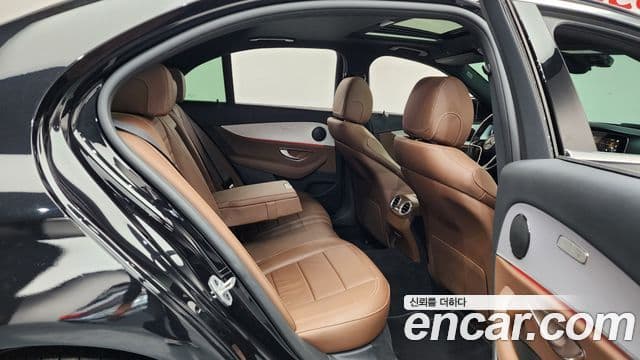 Mercedes-Benz E-Class 2021 — фото 12 из 20