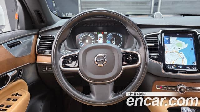 Volvo XC90 2018 — ფოტო 13/20