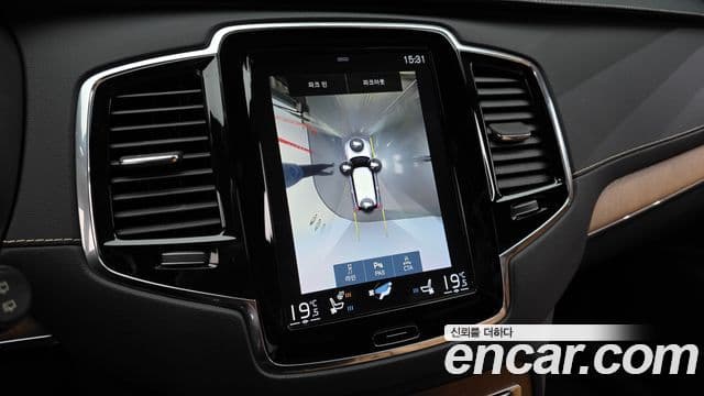 Volvo XC90 2018 — ფოტო 15/20