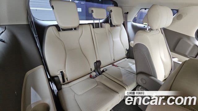 Kia Carnival 2022 — ფოტო 19/20