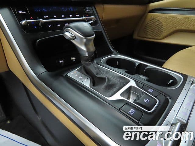 Kia Carnival 2022 — ფოტო 8/20