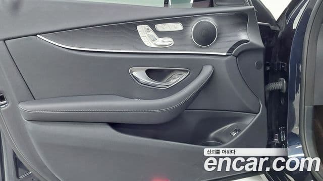 Mercedes-Benz E-Class 2023 — ფოტო 14/17