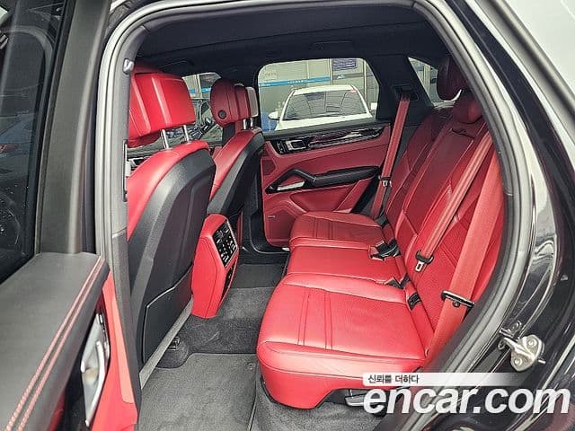 Porsche Cayenne 2019 — ფოტო 8/20