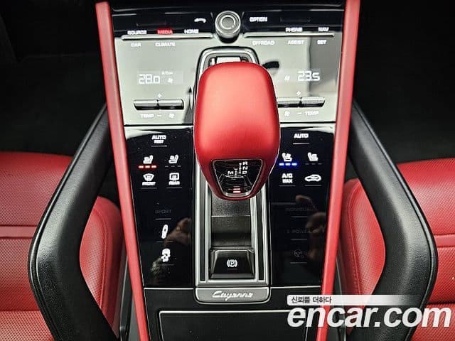 Porsche Cayenne 2019 — ფოტო 16/20