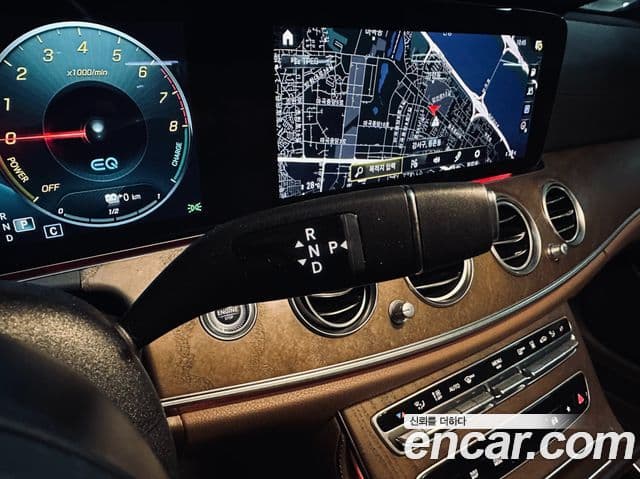 Mercedes-Benz E-Class 2021 — ფოტო 8/20