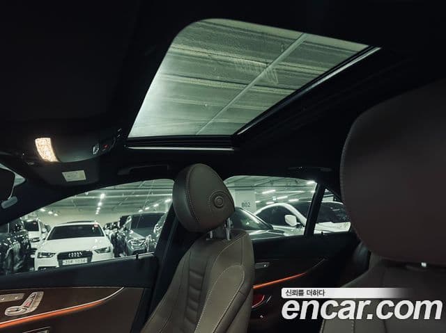 Mercedes-Benz E-Class 2021 — ფოტო 19/20