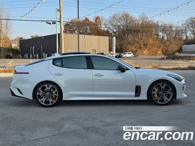 Kia Stinger 2018 — Фото 3/20