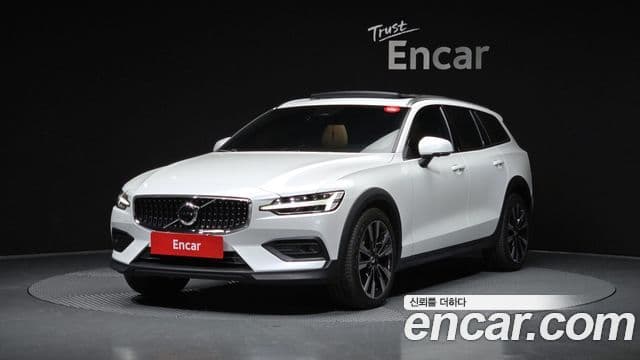 Volvo V60 Cross Country 2023 — ფოტო 1/20