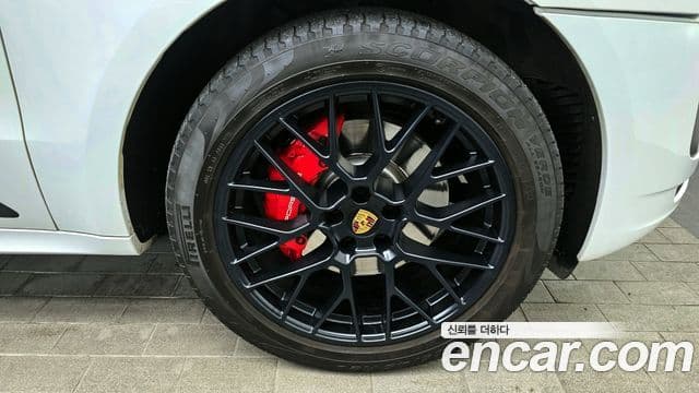 Porsche Macan 2018 — Photo 1/28