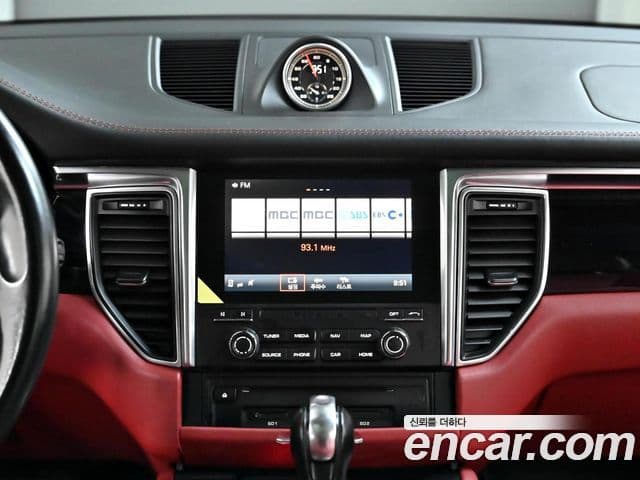 Porsche Macan 2018 — Photo 27/28