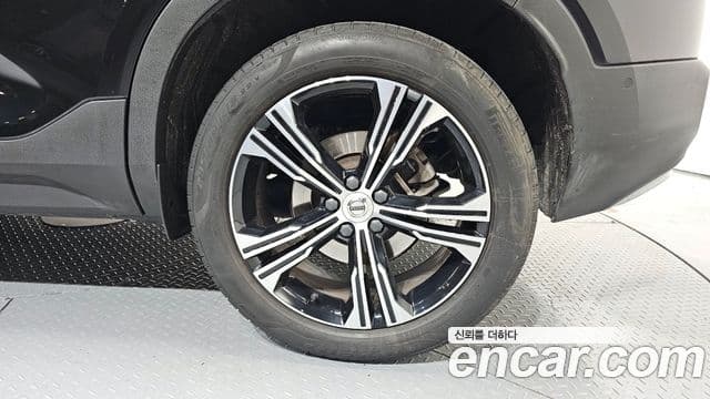 Volvo XC40 2021 — ფოტო 4/20