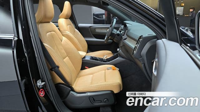 Volvo XC40 2021 — ფოტო 8/20