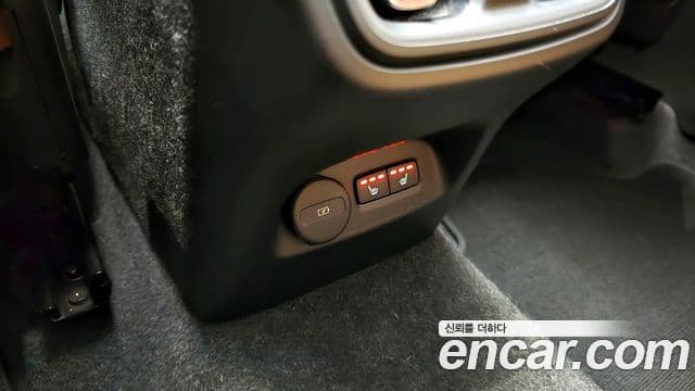 Volvo XC40 2021 — ფოტო 16/20
