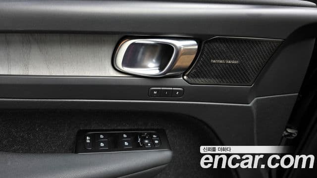 Volvo XC40 2021 — ფოტო 17/20