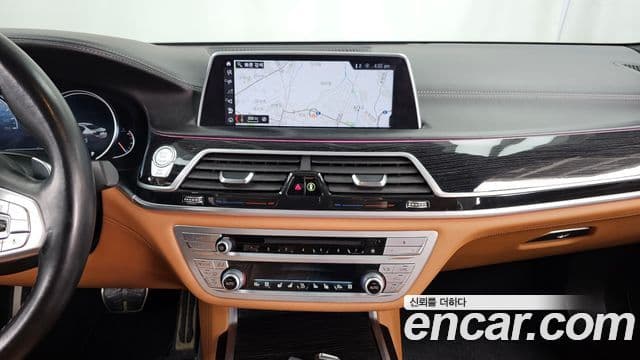 BMW 7 Series 2018 — фото 14 из 20