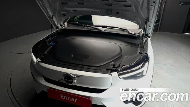 Volvo XC40 Recharge 2024 — ფოტო 5/20