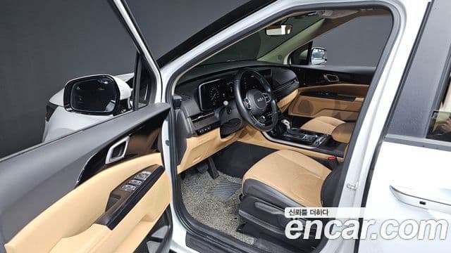 Kia Carnival 2021 — фото 10 из 20