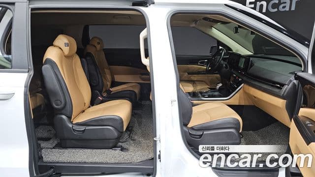 Kia Carnival 2021 — фото 11 из 20