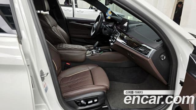 BMW 5 Series 2022 — Photo 12/20