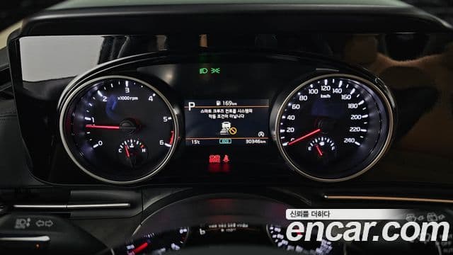 Kia Carnival 2023 — ფოტო 8/20