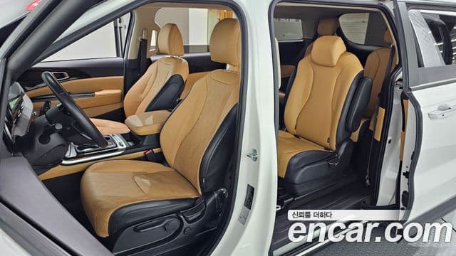 Kia Carnival 2023 — ფოტო 18/20
