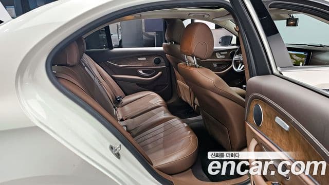 Mercedes-Benz E-Class 2019 — Şəkil 12/20