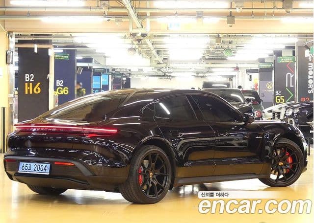 Porsche Taycan 2025 — ფოტო 15/20
